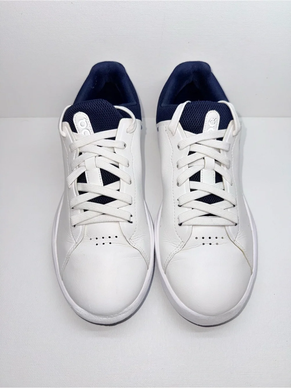 On CLOUD THE ROGER Running Men’s White and Navy Low-Top Sneakers